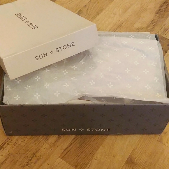 NEW Sun + Stone White Faux Leather Thong Sandals 8 - Picture 3 of 8